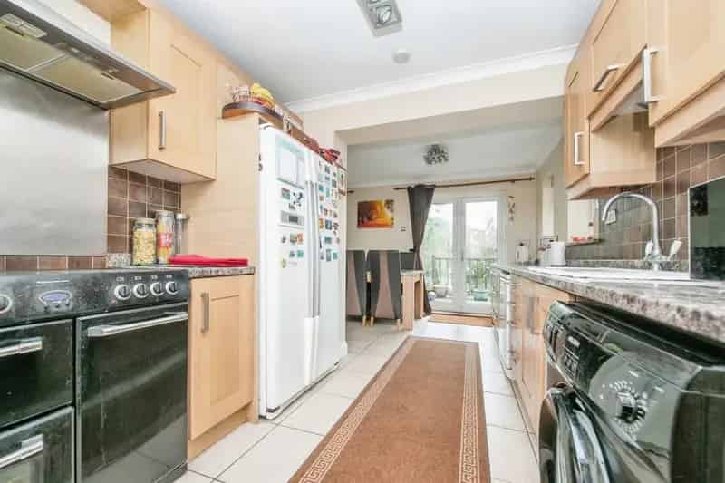 5 Bed 2 Bath House with Garage and Large Garden