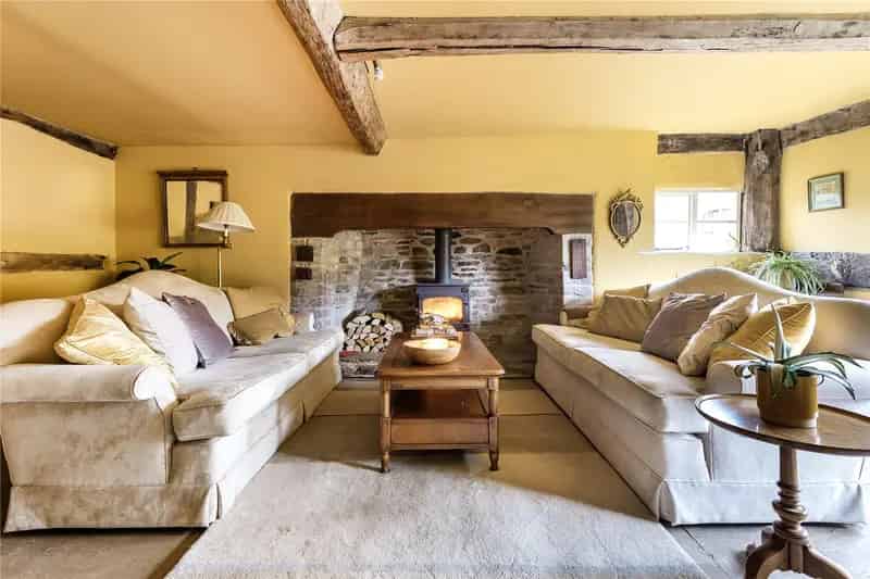 6 Bedroom Grade II Listed Farmhouse Near Woonton