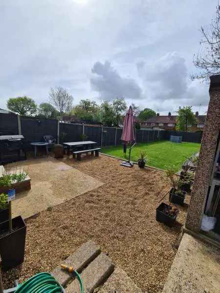 3 Bedroom Semi Detached House Large Driveway Garden Garage