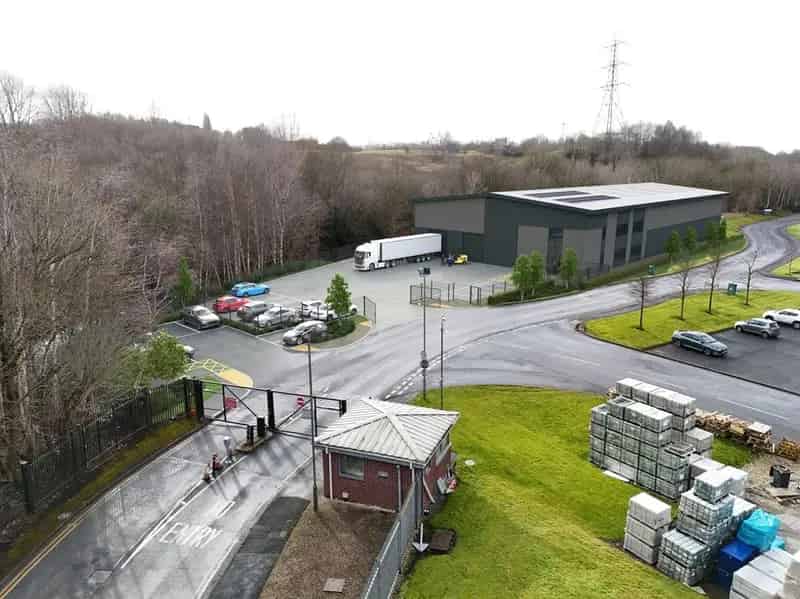 Industrial Warehouse Unit for Lease -  9m Eaves, 2 Loading Doors, Prime Location