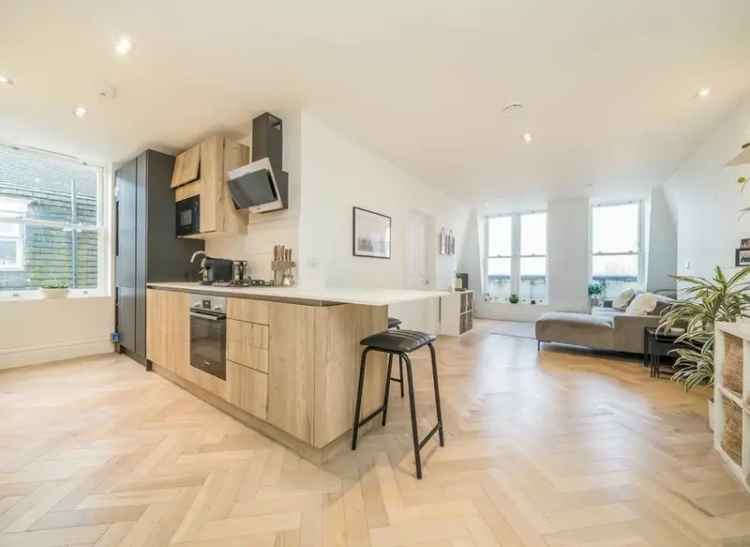 Surbiton Apartment: Two Double Bedrooms, Communal Garden, Close to Train Station