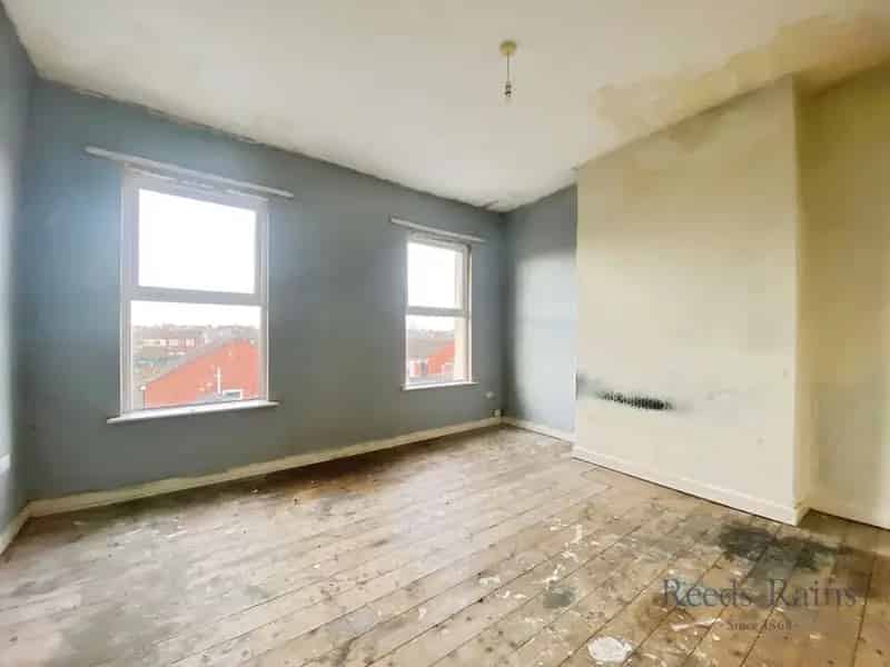 2 Bedroom Mid Terrace House For Sale Requiring Renovation