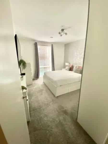 Large 2-Bedroom Wrap Around Apartment Near North Greenwich