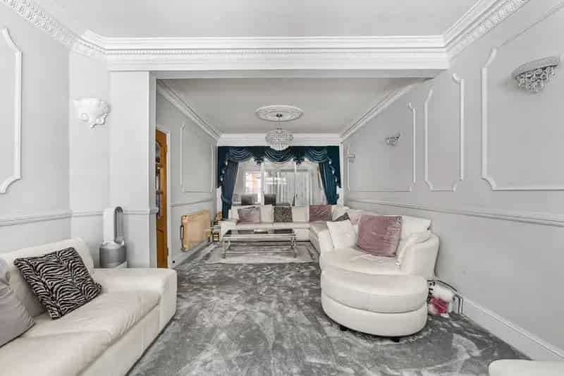 7 Bedroom House Near Newbury Park Tube