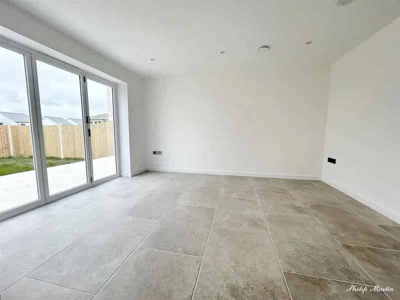 5 Bedroom Detached House To Rent