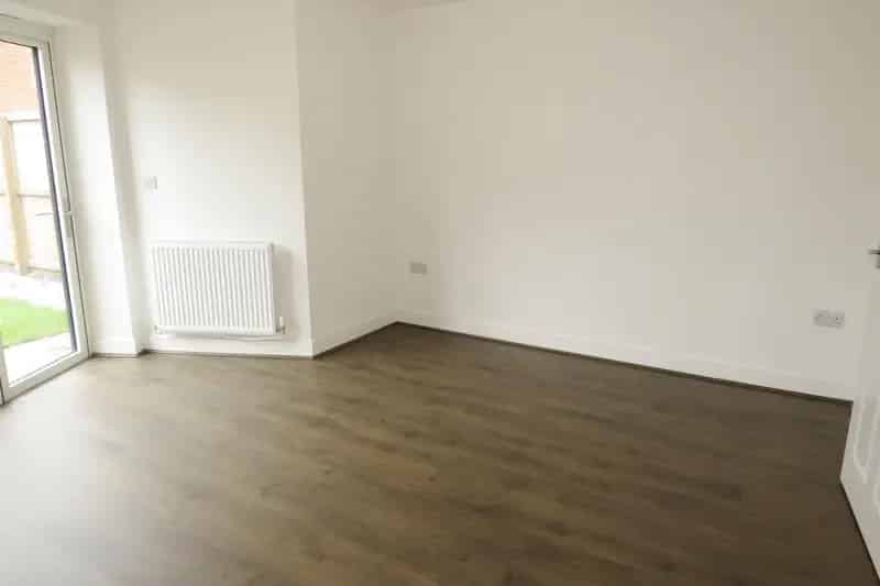 3 Bedroom Townhouse Near Little Sutton Train Station