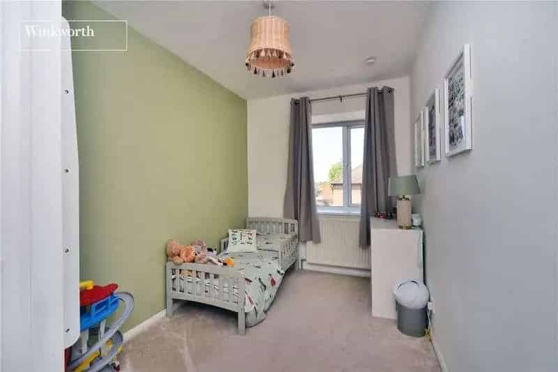2 Bed Flat for Sale - Refurbished Apartment with Parking
