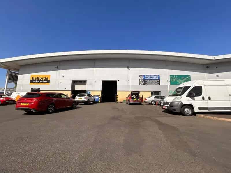 Modern Trade Counter Unit To Let in Sydenham