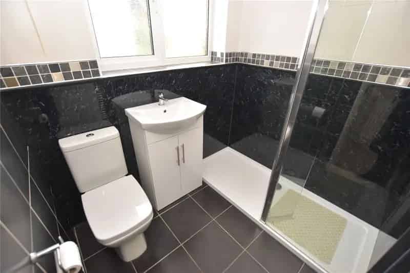 Spacious Detached Bungalow with Garden and Garage