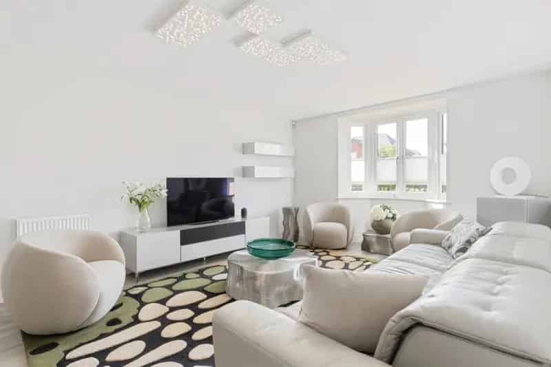 4-Bed Detached House NR10 Family Home Open-Plan Kitchen Ensuite Parking