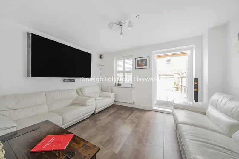 Four Five Bedroom Townhouse with Gated Parking