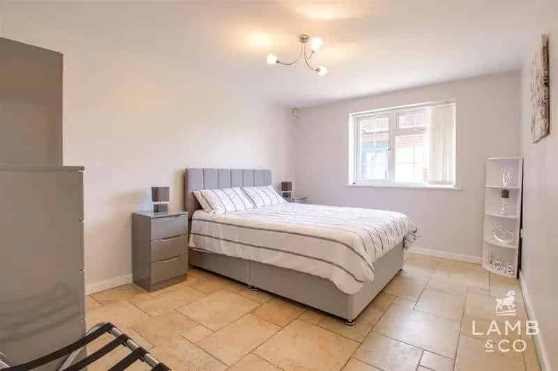 6 bed house for sale