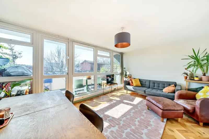 Spacious 3-Bedroom Split Level Flat Kennington