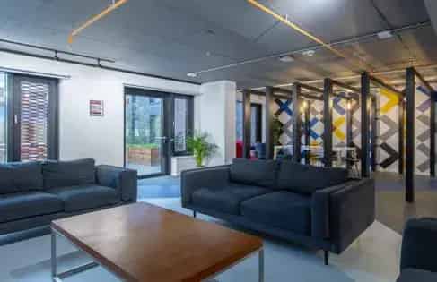 93m² Cardiff Studio Flat with Modern Kitchenette and Excellent Views