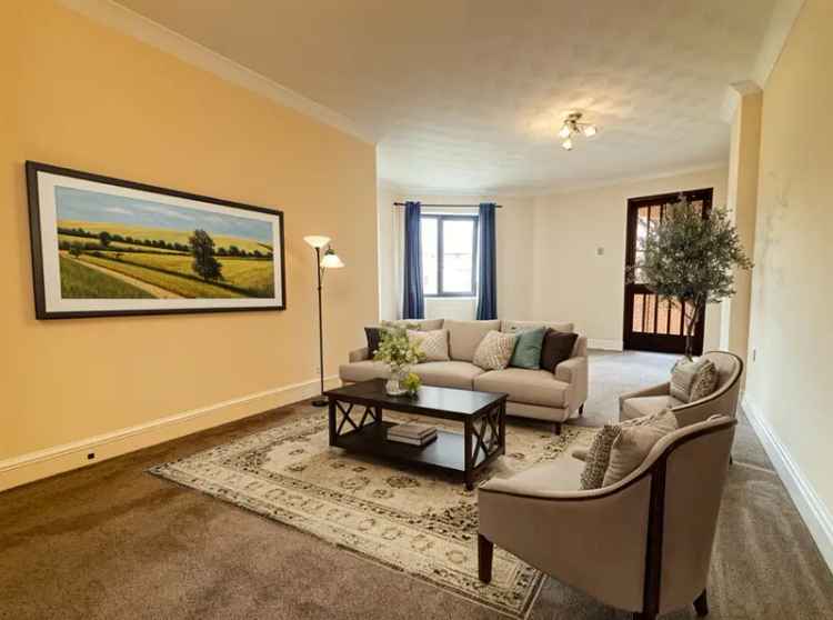 2-Bed Flat with Balcony and Communal Garden