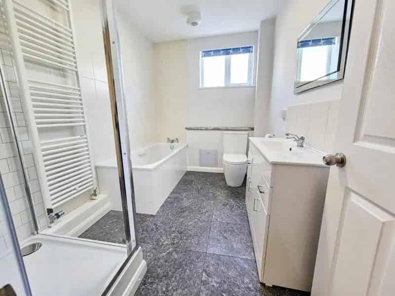 2 Bedroom Flat Westbury-on-Trym Parking New Kitchen