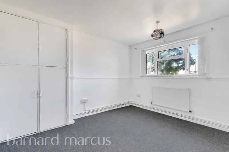 Spacious 2-Bedroom Ground Floor Flat with Patio Zero Deposit Guarantee