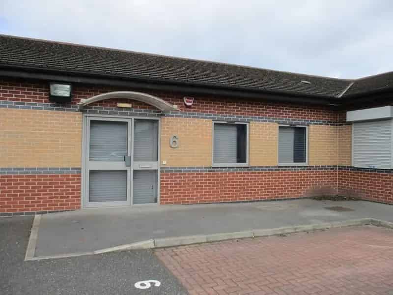 Clock Court Offices: 971-1814 sq ft Units Available