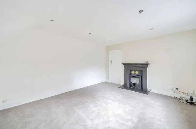 2 Bed House for Sale near Bath Road