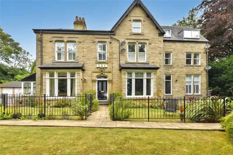 Stunning 2-Bed Ground Floor Apartment in Roundhay