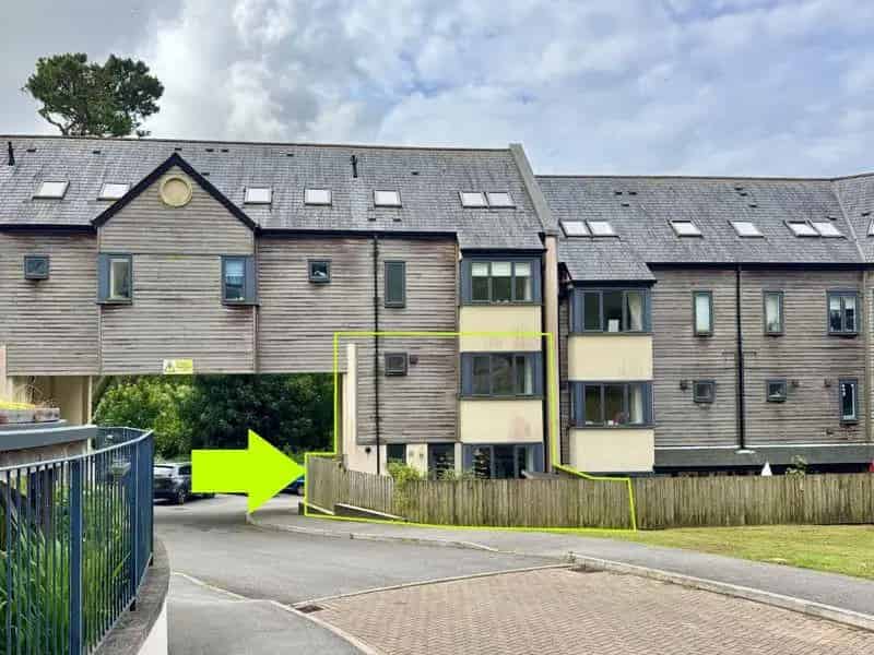 2 Bedroom Maisonette Apartment for Sale Near Boscawen Park