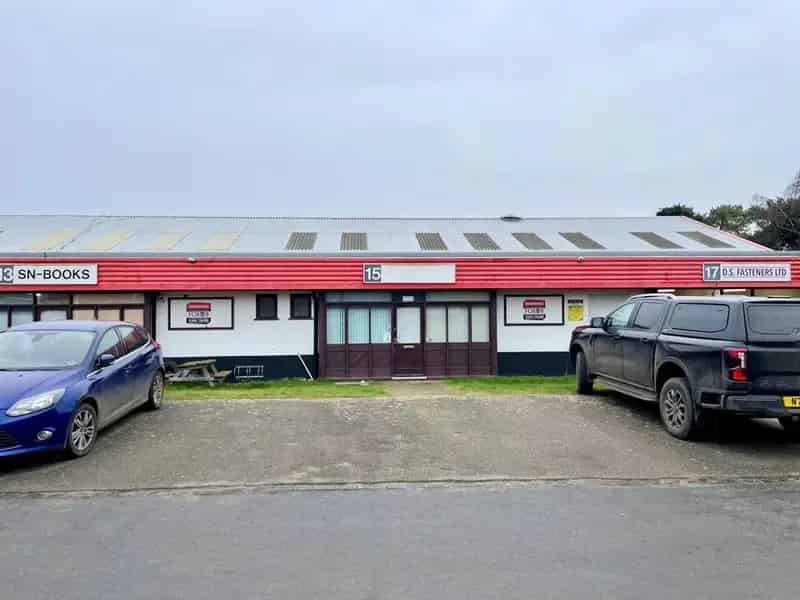 3121 sq ft Refurbished Warehouse Unit with Office Space