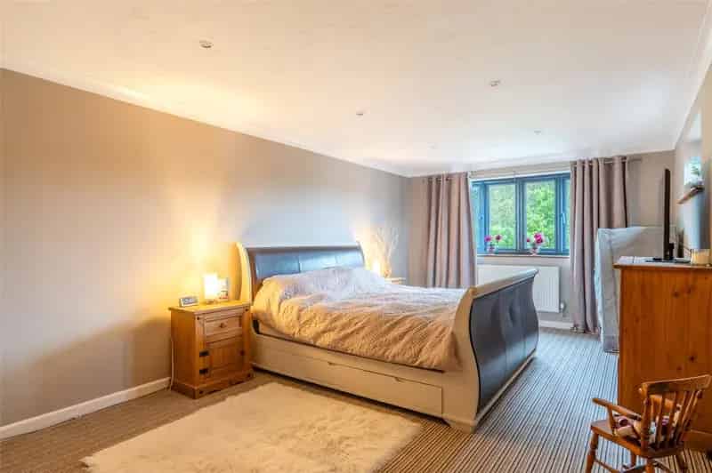 4 Bedroom Detached House Stapehill Large Garden Double Garage
