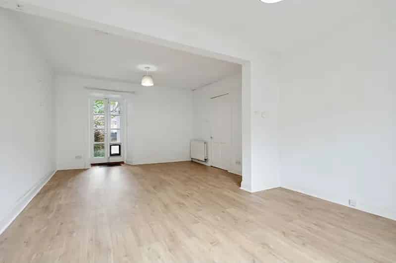 3 Bed Flat Colinton Village Private Garden Workshop