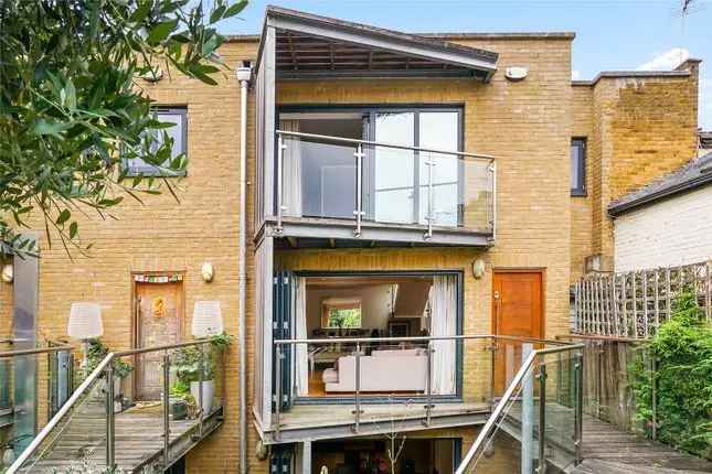 Mews house for sale in Salisbury Mews, Fulham, London SW6