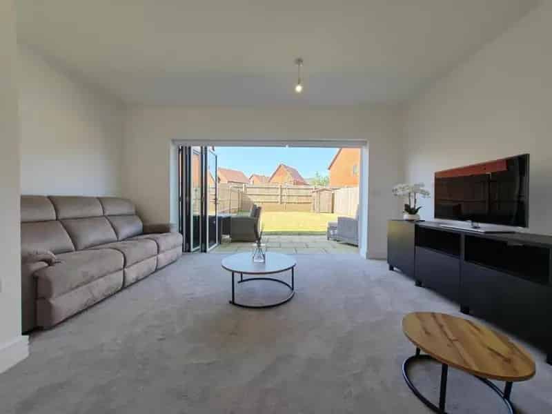 2 Bed Semi-Detached House for Sale in Crowthorne