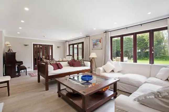 Spacious Detached House with Reception Rooms and En Suites