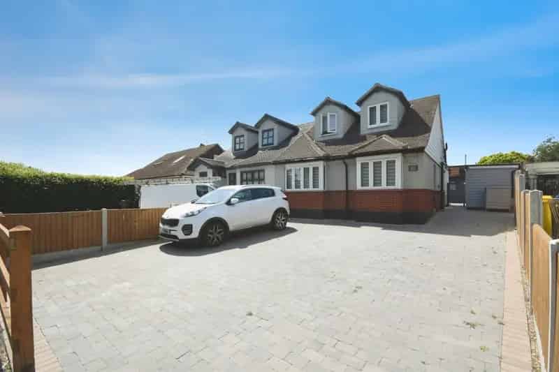 4 Bed House with Garden and Outbuilding Near Brentwood