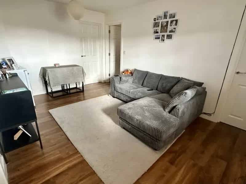 2 Bedroom Flat For Sale - Freshly Presented