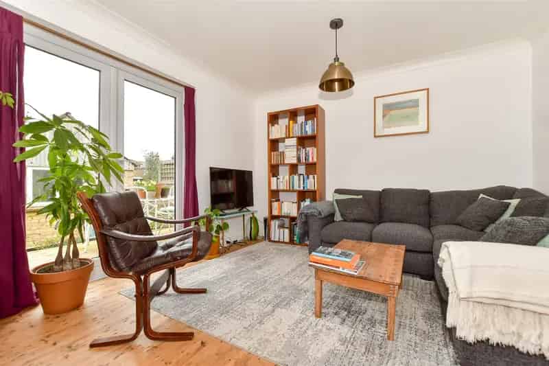 2 Bedroom Detached Bungalow Near Seafront