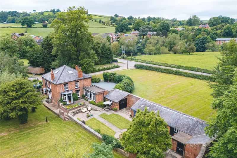 5 Bedroom Detached House with River Frontage and Equestrian Facilities