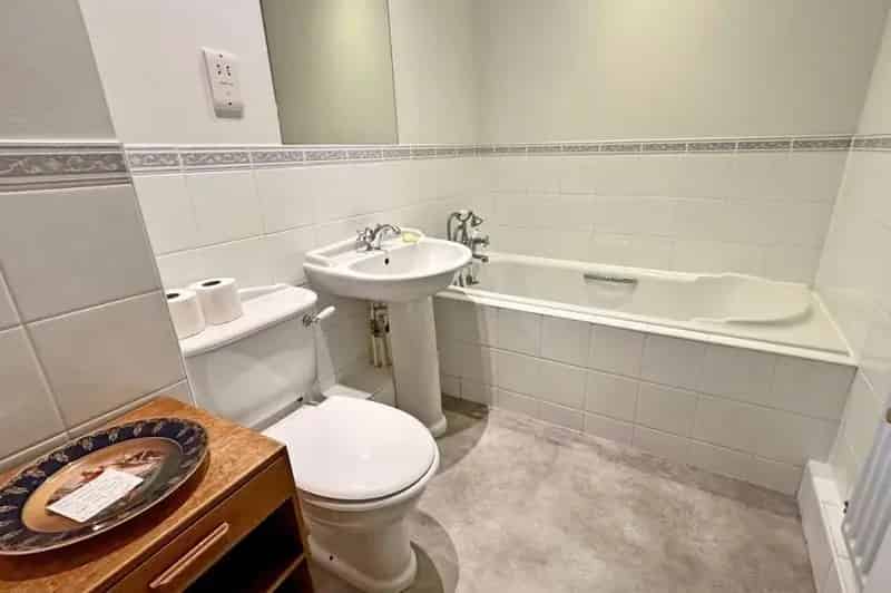 2 Bed Flat for Sale Stunning Thames Views Private Parking