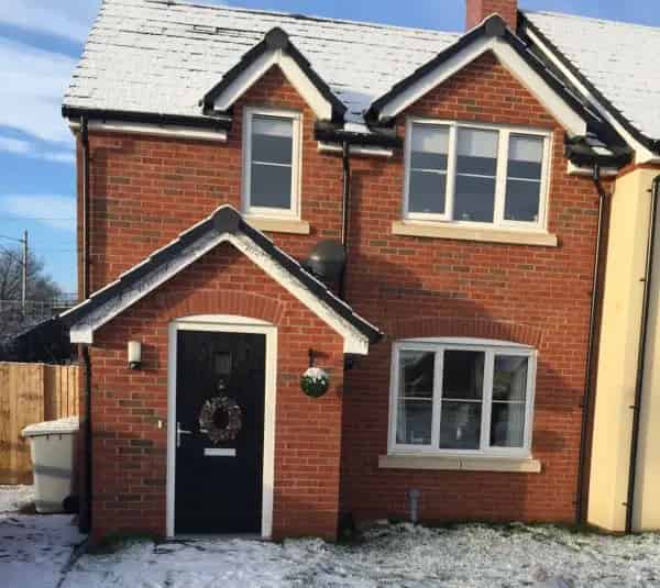 Semi Detached House Huge Garden Near Schools and Parks