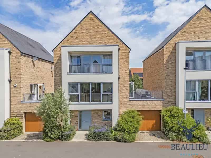 4 Bedroom Link Detached House to Rent