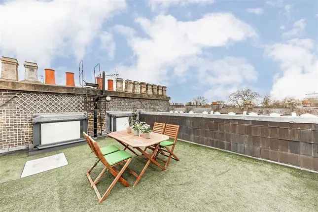 Spacious Penthouse Apartment with Roof Terrace and Communal Gardens