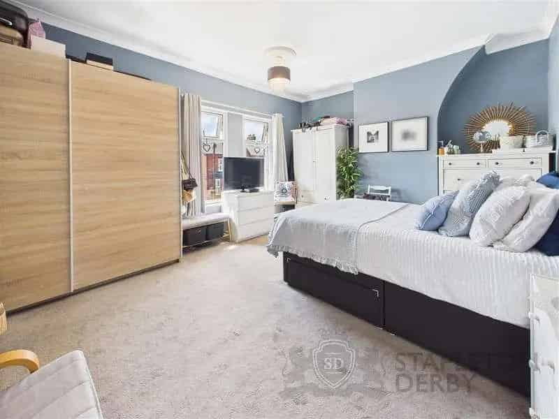 3 Bed Mid Terrace House for Sale Dentons Green Lane