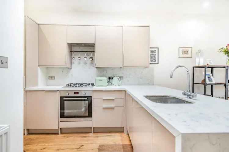 Flat For Sale in London, England