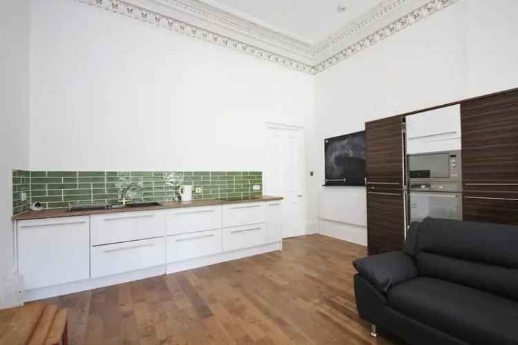 West End Flat Conversion: Furnished 1 Bedroom Flat near Park and Transport