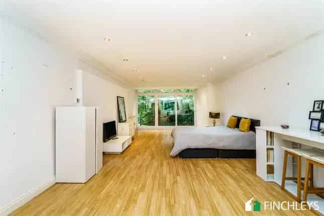 5 Bedroom Detached House for Sale in Ealing W5