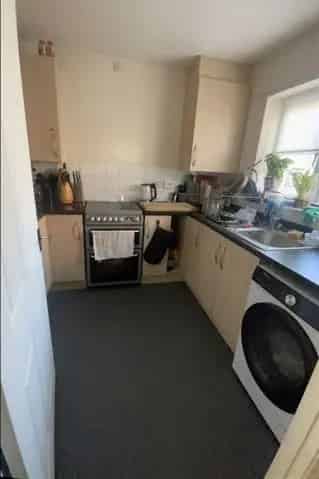 Spacious 2 Bed House with Parking Near Amenities