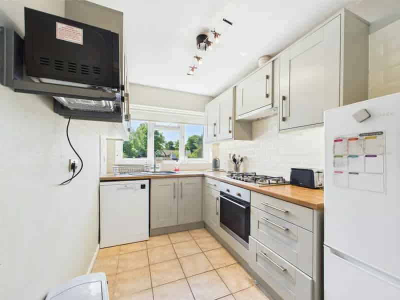 2-Bed Apartment Reading Leasehold Garage Balcony