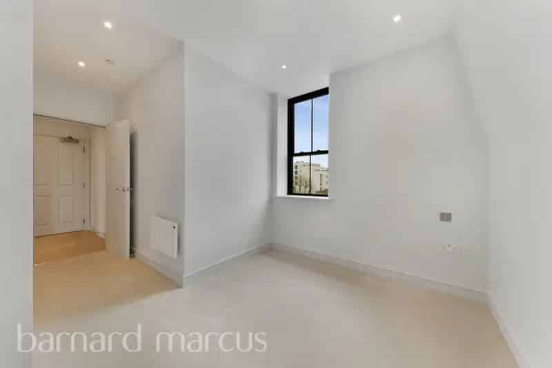 Luxury One Bedroom Apartment Sutton Near Train Station