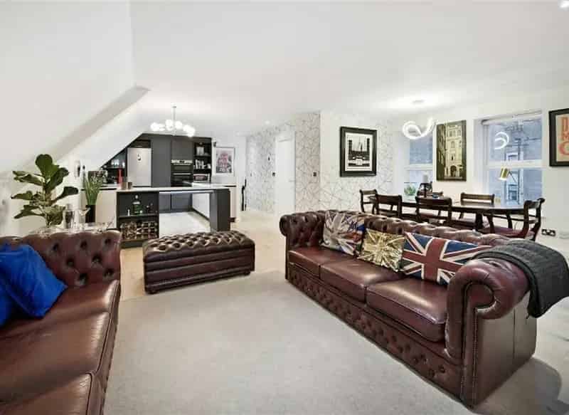 3-Bed Top Floor Apartment with Roof Terrace near Liverpool Street Station