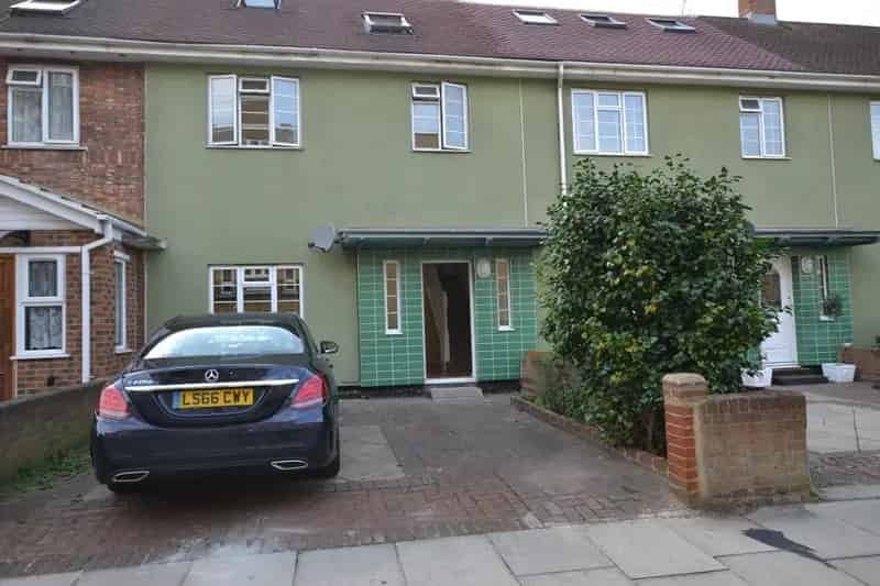 5 Bedroom Terraced House to Rent Near Stepney Green