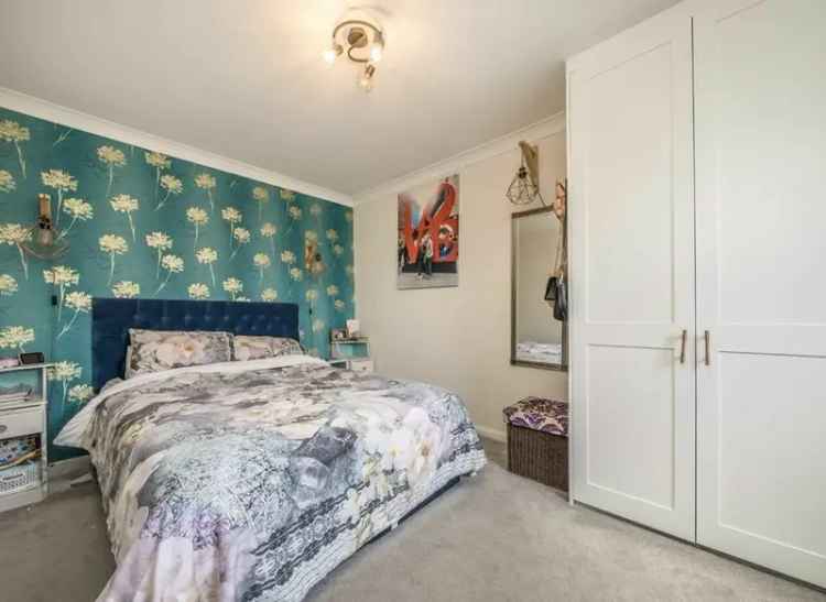 Flat For Sale in London, England