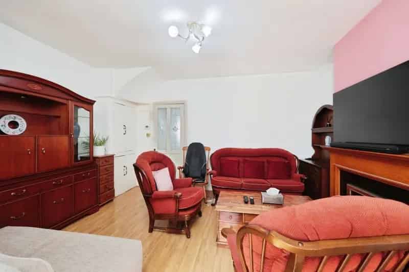2 3 Bedroom House Benskin Road Extended Mid Terraced Home
